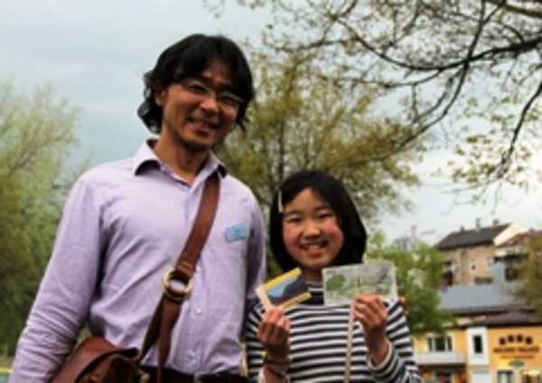 Dai Yoshida mit seiner Tochter Rika, dem Reistaler 'Omusubi' und dem CHIEMGAUER beim Besuch des Regiogeld-Kongresses in Traunstein.